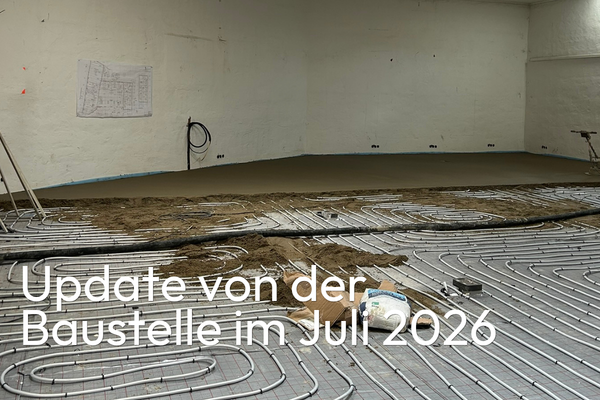 Innenraum während der Sanierung mit verlegter Fußbodenheizung und frisch aufgetragenem Estrich. Eingeblendeter Schriftzug: „Update von der Baustelle im Juli 2026“.
