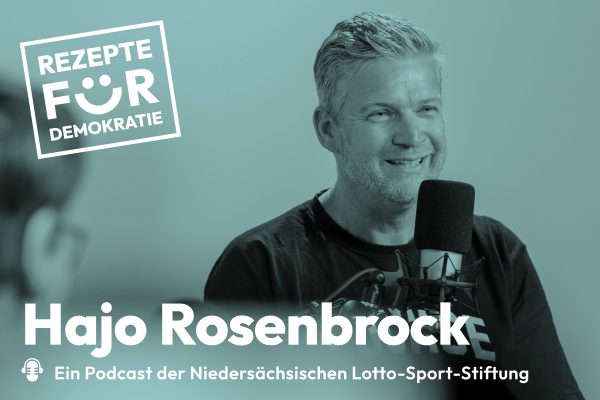 Podcast-Cover „Rezepte für Demokratie“ mit Hajo Rosenbrock vor einem Mikrofon