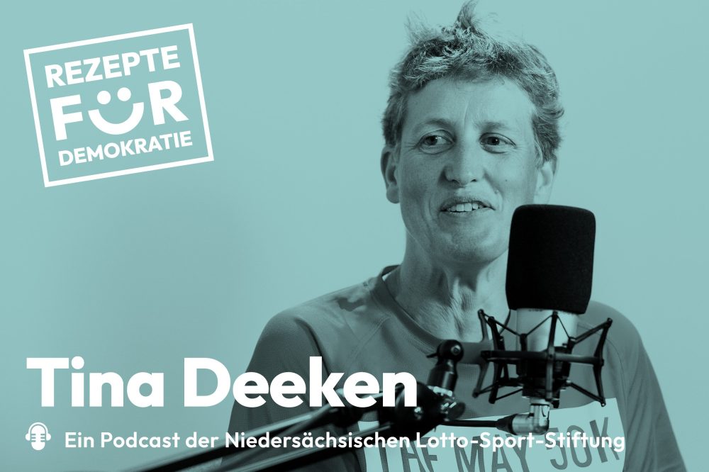 Türkisfarbenes Podcastmotiv mit Tina Deeken vor einem Mikrofon, dem Schriftzug „Rezepte für Demokratie“ und ihrem Namen.