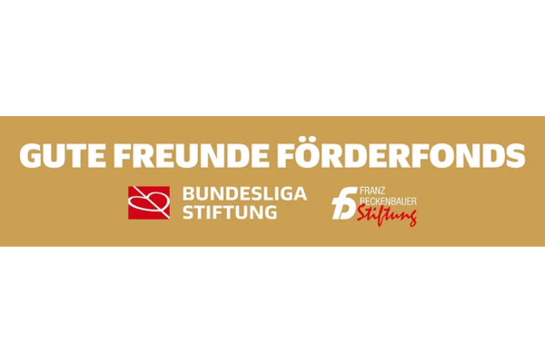 Schriftzug „Gute Freunde Förderfonds“ mit den Logos der Bundesliga Stiftung und der Franz Beckenbauer-Stiftung auf goldenem Hintergrund.