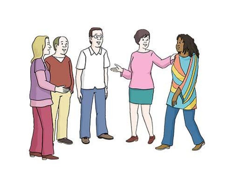 Fünf Menschen unterschiedlichen Alters stehen zusammen und unterhalten sich.