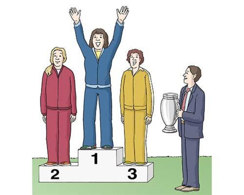 Drei Sportler stehen auf dem Siegerpodest, daneben hält ein Mann einen Pokal.