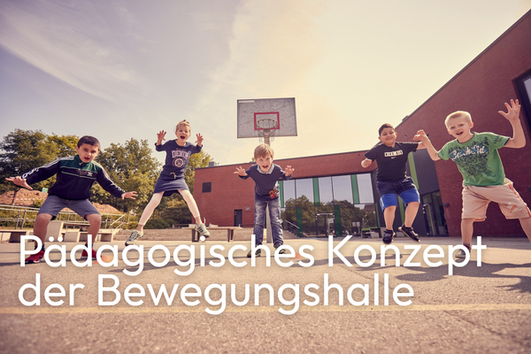 Fünf Kinder springen vor einem Basketballkorb auf einem Schulhof und schauen in die Kamera. Schriftzug „Pädagogisches Konzept der Bewegungshalle“